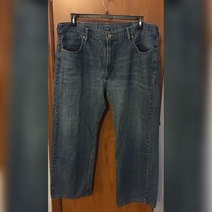 EUC Levi’s Jeans. 40W x 32L. Medium Wash.